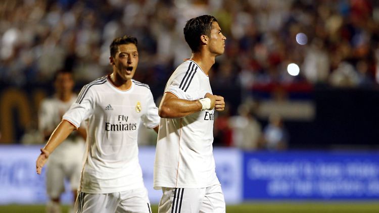 Mesut Özil (links) muss um seinen Stammplatz bei Real Madrid bangen. Teamkollege Cristiano Ronaldo bleibt der Platzhirsch - aber vielleicht nicht der teuerste Spieler der Welt.