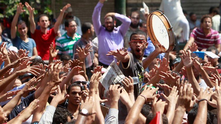Unterstützer des gestürzten Präsidenten Mohammed Mursi protestieren in Kairo.