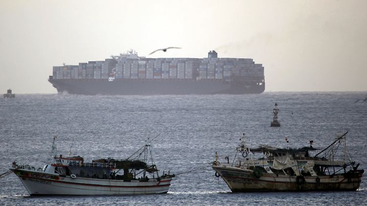Ein Containerschiff passiert den Suez-Kanal.