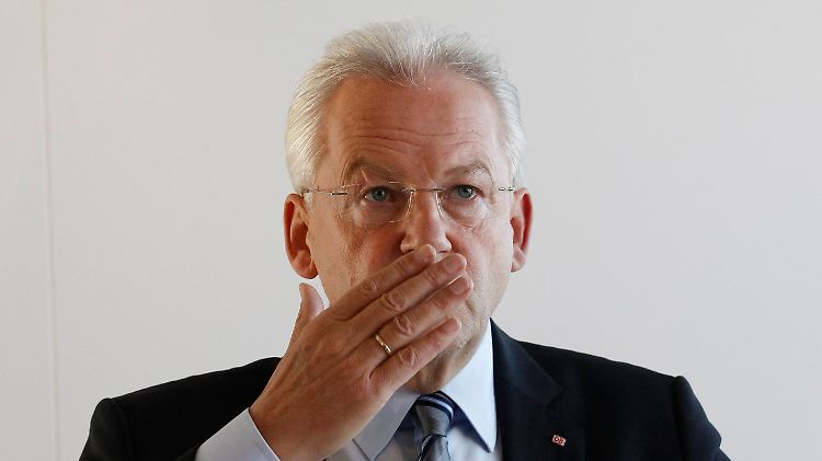 Peinliche Situation: Bahnchef Grube entschuldigt sich für ausfallende Züge.