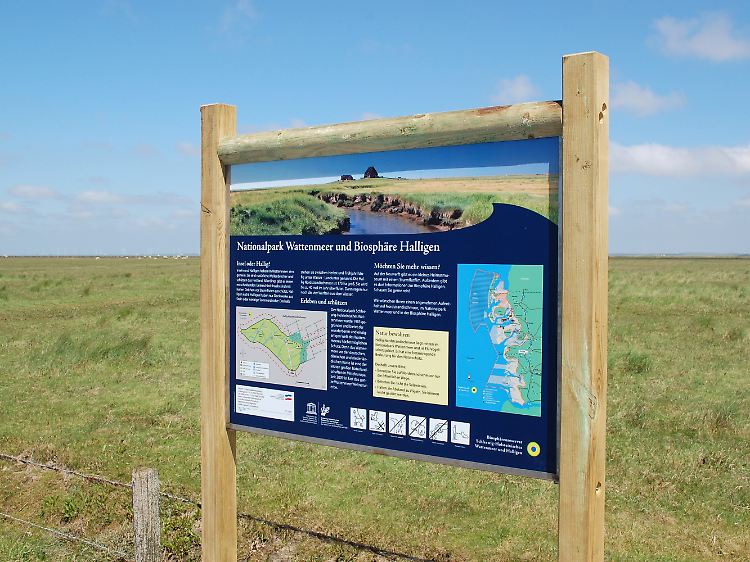Erläuterungen für Touristen: Das Wattenmeer vor der Schleswig-Holsteinischen Küste ist ein Nationalpark, die Halligen sind ein Biosphärenreservat.
