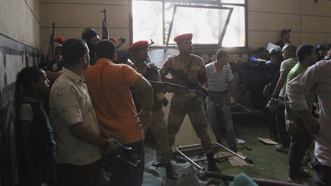 2013-08-17T133140Z_366570613_GM1E98H1N2501_RTRMADP_3_EGYPT-PROTESTS.JPG56925732063407021.jpg