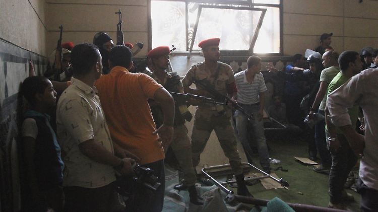 2013-08-17T133140Z_366570613_GM1E98H1N2501_RTRMADP_3_EGYPT-PROTESTS.JPG56925732063407021.jpg