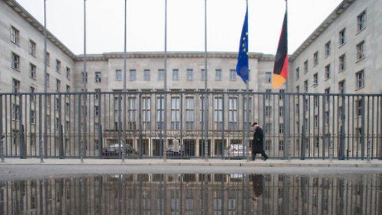 Im Bundesfinanzministerium betrachtet man die Ausgabenliste mit Sorge.