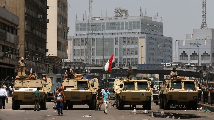 Panzerfahrzeuge der Regierung bewachen die Zufahrtsstraßen zum Ramses-Platz.