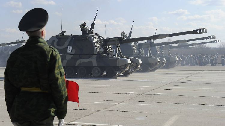 Auf dem Militärstützpunkt übt die russische Armee auch für Paraden.