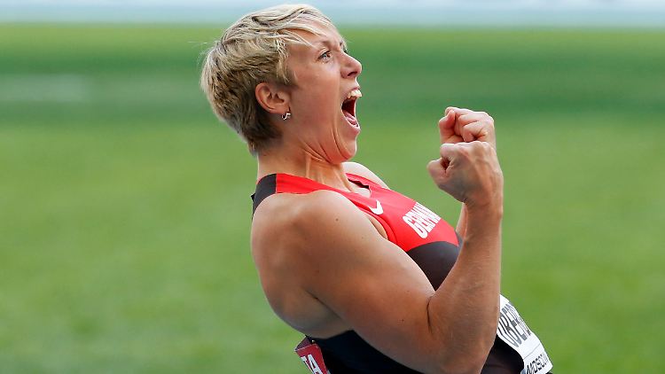 Endlich Gold! Christina Obergföll jubelt nach ihrem zweiten Versuch, der bei der Goldweite endete.