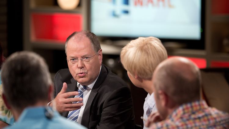 Peer Steinbrück im Gespräch mit Peter Kloeppel (l.), Theaterbesitzer Corny Littmann (r.) und Henrike Köber, die eine Wohnanlage für Senioren leitet.