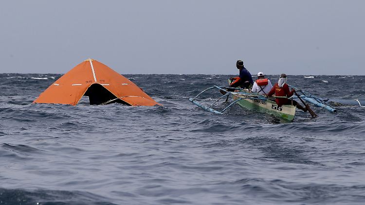 Die Suche nach Überlebenden des Fährunglücks geht weiter. 