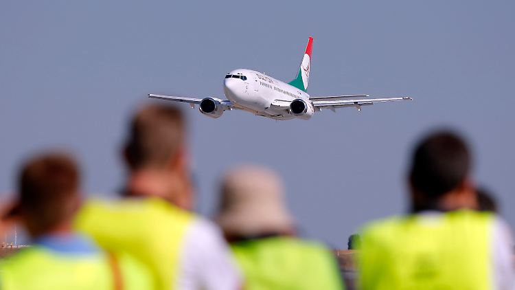 Heckflosse in den Landesfarben: Im feierlich niedrigen Vorbeiflug präsentieren Solyom-Piloten die Lackierung ihrer 737-500.