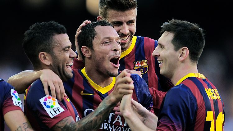Auftakt nach Maß: Daniel Alves, links, feiert mit Adriano, Gerard Pique und Lionel Messi.