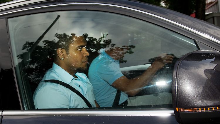 Ein Fahrer bringt Breno aus dem Gefängnis zur Arbeit.