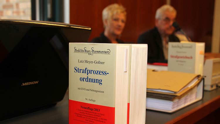 Die Verteidigung bezeichnet die Anklage als "juristisch fragwürdig" und beharrt auf eine zum Tatzeitpunkt andere Rechtslage.