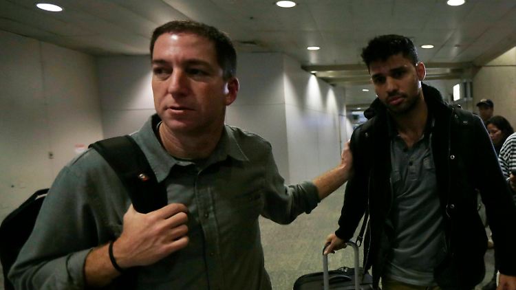Greenwald (l.) hat seinen Partner Miranda mittlerweile am Flughafen in Rio de Janeiro in Empfang nehmen können.