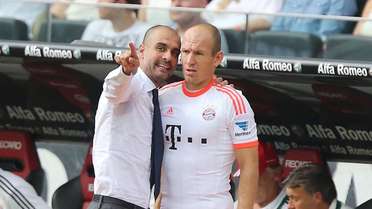 Gerade aus, auf die rechte Seite, Ball holen, nach innen ziehen und Tor schießen: Bayerns Trainer Josep Guardiola erklärt Arjen Robben in Frankfurt, wo es lang geht.
