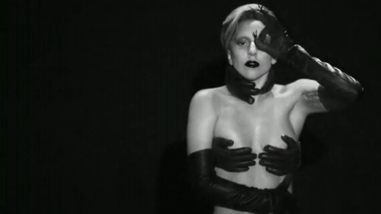 Hand aufs Herz: Lady Gaga im Videoclip zu "Applause".