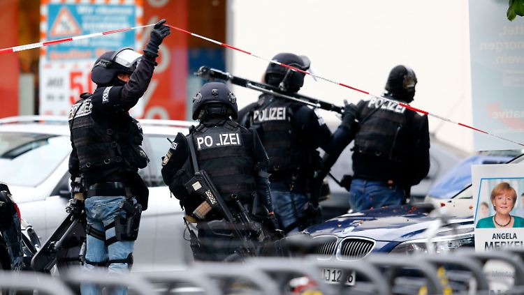 SEK-Beamte kurz nach der Festnahme des Täters.