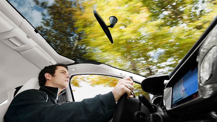 Sonnenschein im Cockpit: Die verlängerte Frontscheibe des Citroën C3 endet erst weit hinter den Köpfen.