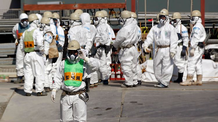 2013-08-14T210110Z_1688006275_GM1E98F06B301_RTRMADP_3_JAPAN-DECONTAMINATION.JPG8308502248783754909.jpg