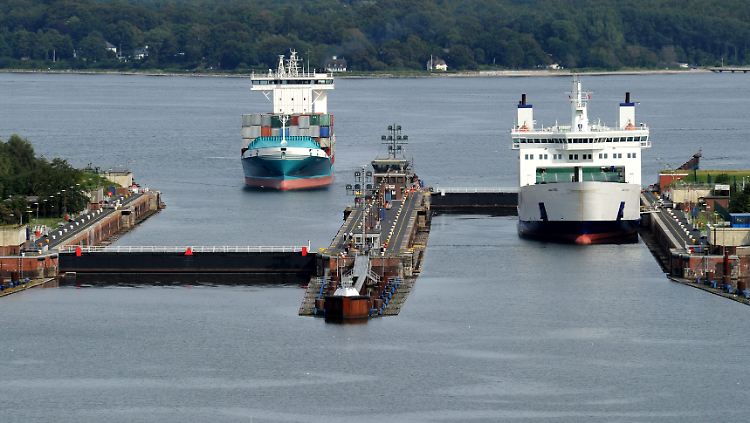 Frachtschiffe an einer der Schleusen in Kiel-Holtenau: Hier erreicht der Nord-Ostsee-Kanal mit der Kieler Förde die Ostsee.