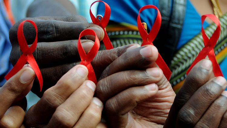 Laut UNAIDS, der Aids-Organisation der Vereinten Nationen, haben sich seit Ausbruch der Pandemie vor fast 30 Jahren rund 60 Millionen Menschen mit dem Virus infiziert, 25 Millionen starben an der Immunschwäche-Krankheit.