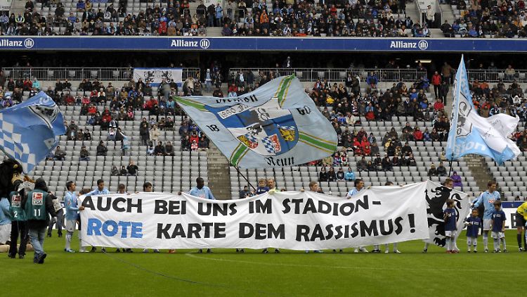 Die "Löwen" haben sich immer wieder deutlich gegen rechtes Gedankengut positioniert. Im Fall de Costa strebt der Verein ein Stadionverbot gegen einen der rassistischen Pöbler an.