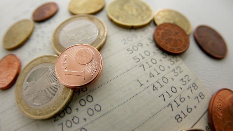 Weniger auf der hohen Kante als geplant: Die Deutschen reagieren auf den Niedrigzins.