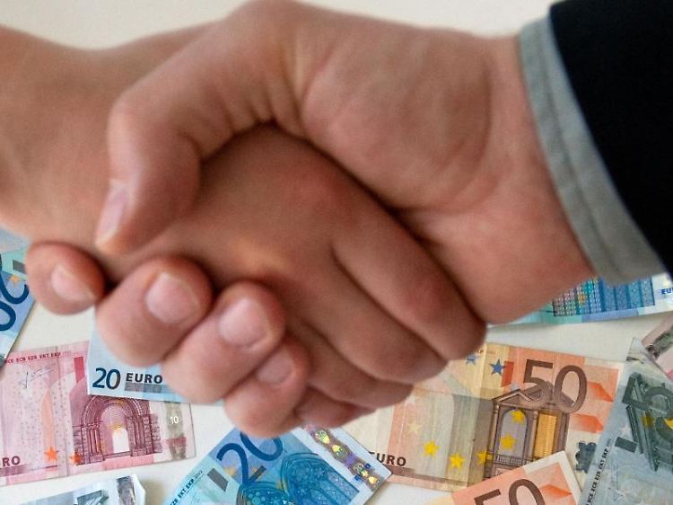Geld vom Chef: Auch bei befristeten Verträgen haben Arbeitnehmer Anspruch auf Vermögenswirksame Leistungen - wenn diese auch den Festangestellten gewährt werden.