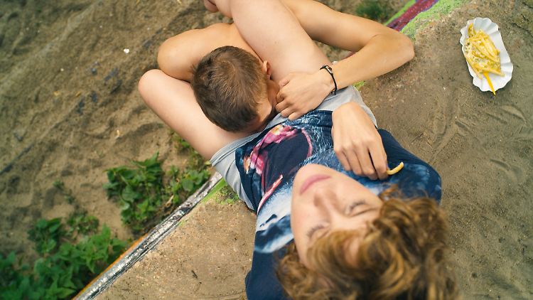 Da geht es schon auch mal unter die Gürtellinie: Carla Juri als Helen Memel in "Feuchtgebiete".