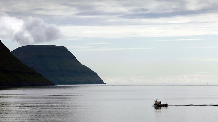 Ein Fischerboot kehrt nach Tórshavn zurück.