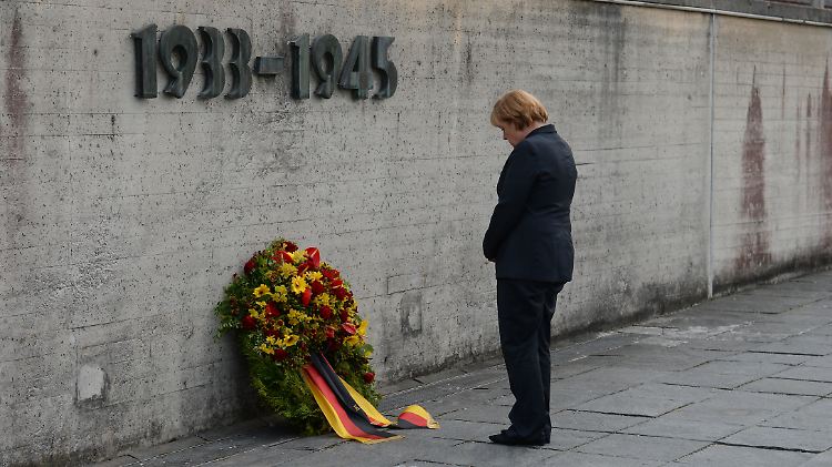 Merkel legte einen Kranz nieder.