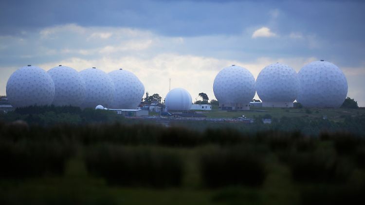 Blick auf die Spionageanlagen des britischen Geheimdienstes.