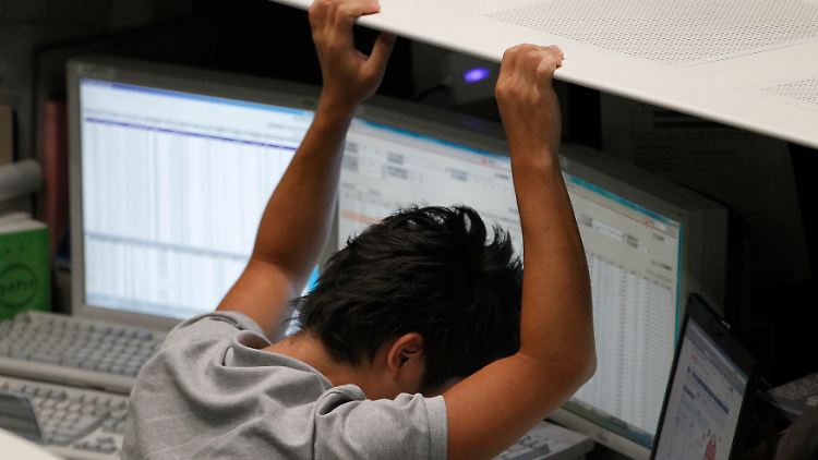 Da muss man sich schon einmal festhalten: Der Nikkei fällt auf den tiefsten Stand seit sieben Wochen.