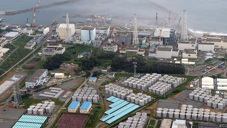 Das radioaktiv verseuchte Kühlwasser wird in riesigen Tanks auf dem Gelände des AKW gelagert und stellt ein großes Risiko dar.