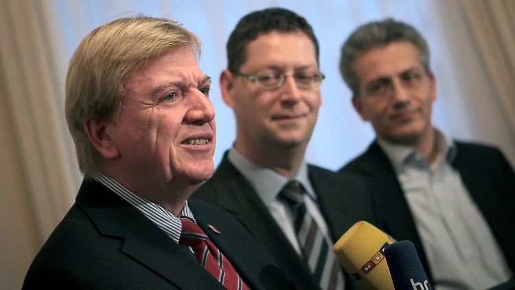 Ministerpräsident Bouffier und die Fraktionschefs von SPD und Grünen, Schäfer-Gümbel und Al Wazir, beim Gespräch mit Journalisten in der Staatskanzlei in Wiesbaden.