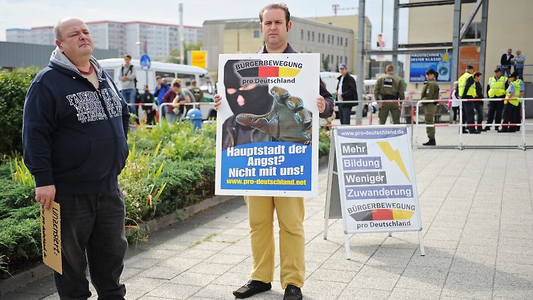 Die rechten Demonstranten warnen vor einer "Hauptstadt der Angst" - wegen angeblich krimineller Flüchtlinge.