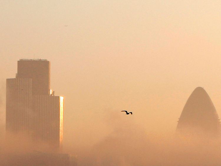 Morgennebel über London: Vom "Tower 42" (links) blicken die Aufseher auf die berühmte "Gurke" im Londoner Finanzviertel, einem Bürogebäude der Swiss Re.