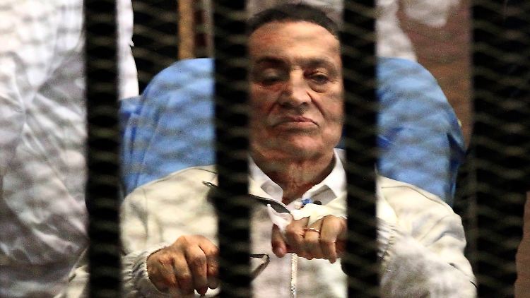 Husni Mubarak bei einer Anhörung im vorigen Jahr - der Gesundheitszustand des Ex-Präsidenten hat sich seitdem wieder verbessert.