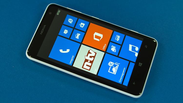 Das Nokia Lumia 625 hat einen großen Bildschirm mit kleiner Auflösung.