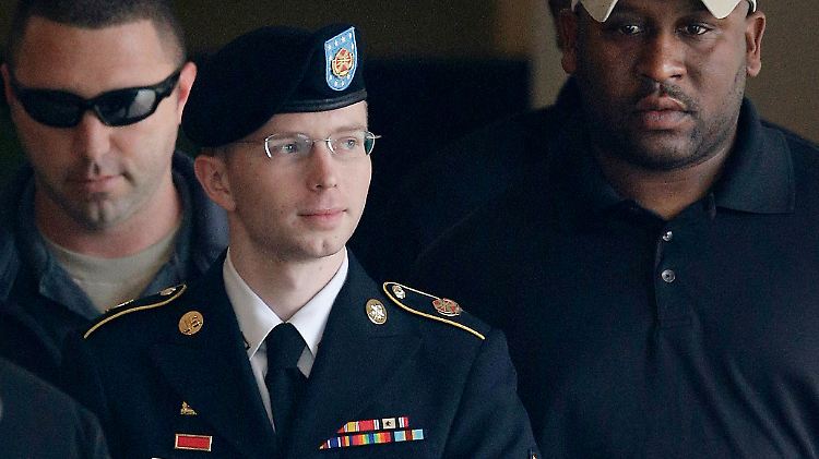 Bradley Manning auf dem Weg zu einer Anhörung - neben dem schmächtigen Whistleblower wirkt seine muskelbepackte Eskorte fast schon absurd.