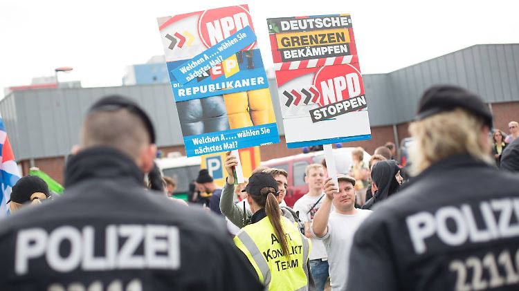 Gegendemonstranten bei einer Kundgebung Rechtsextremer vor dem Flüchtlingsheim in Berlin-Hellersdorf im August.