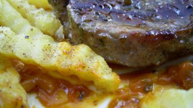 Pommes und ein gegrilltes Steak. Darunter eine umstrittene, aber leckere Soße. 