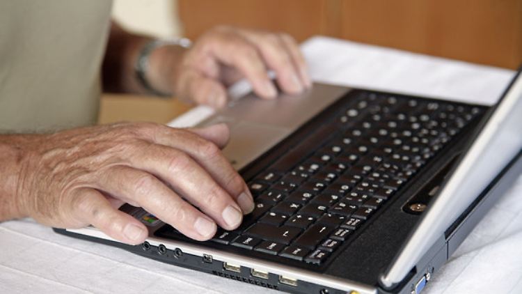Vor allem Ältere halten sich beim Online-Banking zurück.