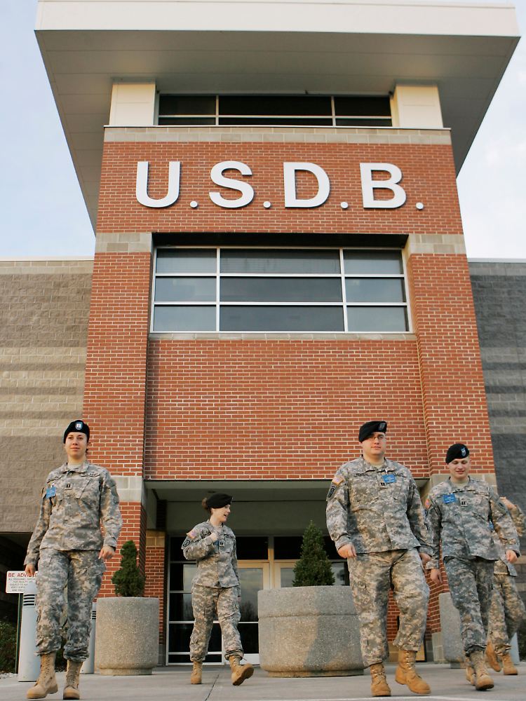 Seine Untersuchungshaft saß Manning größtenteil im berüchtigen Militärgefängnis Fort Leavenworth ab.