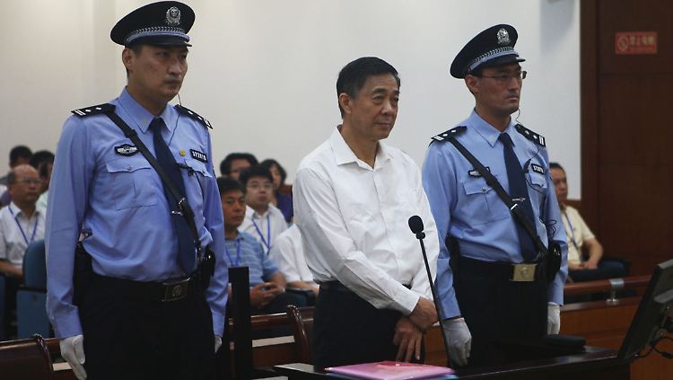 Nach mehr als einem Jahr erscheint Bo Xilai wieder in der Öffentlichkeit.