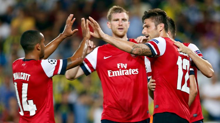 Jubel in Istanbul: Per Mertesacker, Mitte, und seine Kollegen vom FC Arsenal.