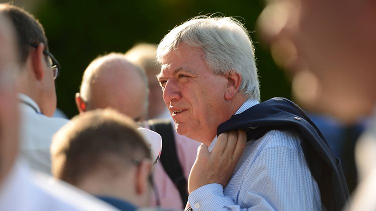 Volker Bouffier ist seit 2010 hessischer Ministerpräsident, Landeschef der hessischen CDU und einer von fünf stellvertretenden Bundesvorsitzenden der CDU.
