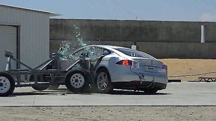 Das Tesla Modell S ließ sich bei den Tests der NHTSA weder aufs Dach legen, noch hielten die Geräte dem Elektroauto stand.
