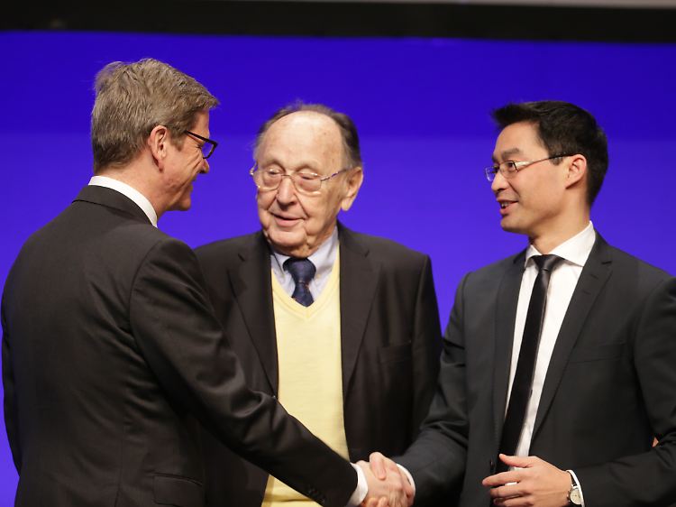 Hans-Dietrich Genscher mit seinen politischen Enkeln Guido Westerwelle und Philipp Rösler.