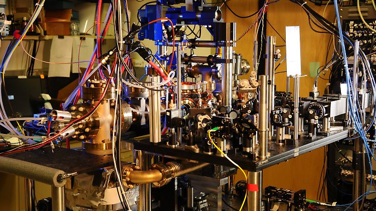 Die NIST-Atomuhr tickt auf ein billiardstel Promille genau.